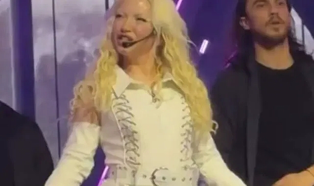 Ece Seçkin'in sahne tarzı hiç beğenilmedi!