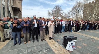 Eğitim Bir-Sen Kayseri Şubesi’nden Kahramanmaraş’ta hayatını kaybedenler için gıyabi cenaze namazı