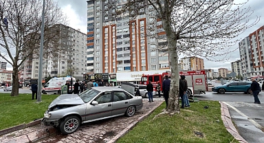 İki otomobil çarpıştı: 3 yaralı