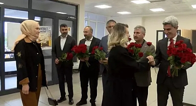 Kahramanmaraş'ta gerçekleştirilen silahlı saldırı sonrası Malatya'da öğretmenler karanfille karşılandı