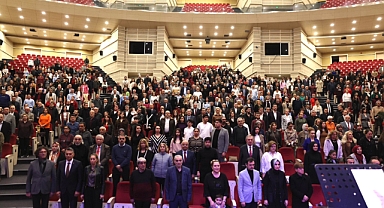 Kayseri’de avukatlar, kurdukları koro ile günlerini kutladı