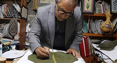 Kayseri’de emekli öğretmen Osman Durmuş yurt dışından getirttiği özel yapraklara sanatını işliyor