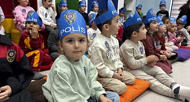 Kayseri’de kütüphanedeki çocuklara polislik mesleği tanıtıldı