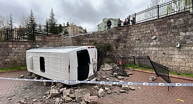 Kayseri’de minibüs 6 metre yükseklikten devrildi: 1 yaralı