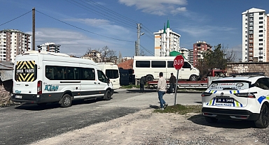 KAYSERİ’DE SERVİS FACİASI: ÖZEL ÖĞRENCİLERİ TAŞIYAN MİNİBÜSLER ÇARPIŞTI!