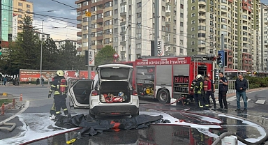 Kayseri’de seyir halindeki elektrikli otomobilde yangın