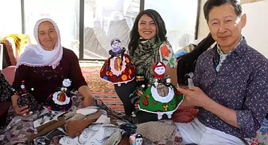 Kayserili müzik öğretmeni Hülya Şen ile tanışan japon sanatçı, mahalleli kadınlar ile bez bebek yaptı