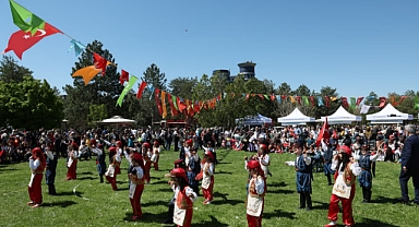 Kocasinan’da geleneksel değerlerle süslenen çocuk şenliği coşkuya sahne oldu