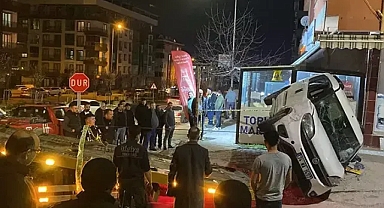 Kontrolden çıkan otomobil 5 araca çarpıp, takla attı: 2 yaralı
