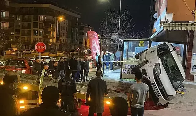 Kontrolden çıkan otomobil 5 araca çarpıp, takla attı: 2 yaralı