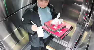 Kurye ilk önce pizzayı yedi, apartmanada uygunsuz davranışta bulundu