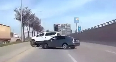 Makas atarak ilerleyen otomobilin kaza anı başka bir aracın kamerasına yansıdı