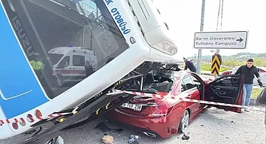 Öğrenci taşıyan otobüs otomobilin üzerine devrildi: 44 yaralı