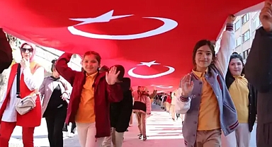 Öğrenci, velileri ile öğretmenler 200 metre uzunluğunda Türk bayrağıyla yürüdü