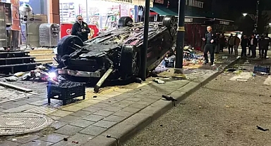 Otomobil iş yerlerine çarptıktan sonra kaldırım üzerine devrildi