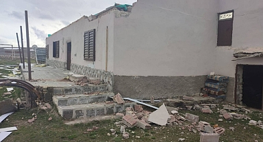 Pınarbaşı’da şiddetli rüzgar müstakil evin çatısını uçurdu