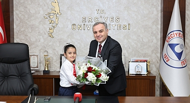 Rektör Prof. Dr. Altun, Koltuğunu Minik Emine Defne’ye Devretti