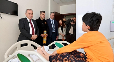  Rektör Prof. Dr. Fatih Altun’dan Tedavi Gören Çocuklara 23 Nisan Ziyareti