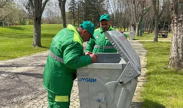 Temizlik görevlilerinin eğlencesi kameralara yansıdı