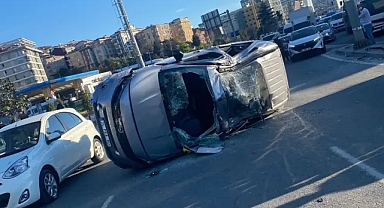 Ticari araç trafik levhasına çarpıp takla atarak devrildi