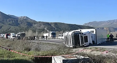 TIR devrildi şoför yaralandı