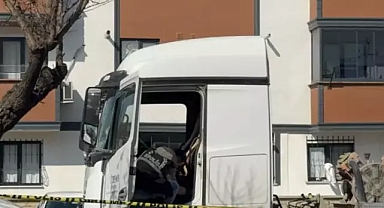 TIR’ın altına saklanıp, husumetli olduğu kardeşini öldürdü