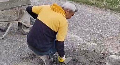 Tomarza’da bozuk yolu vatandaş onardı