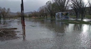 Tomarza’da sağanak yağış etkili olunca Zamantı Irmağı’nın debisi yükseldi