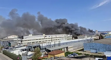 Ümraniye'de plastik eldiven imalathanesinde çıkan yangın söndürüldü