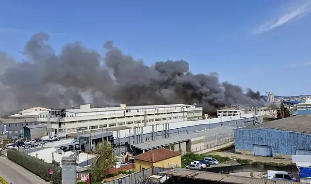 Ümraniye'de plastik eldiven imalathanesinde çıkan yangın söndürüldü