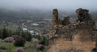 Yahyalı’da tarihi kale ve surları doğasıyla dikkat çekiyor