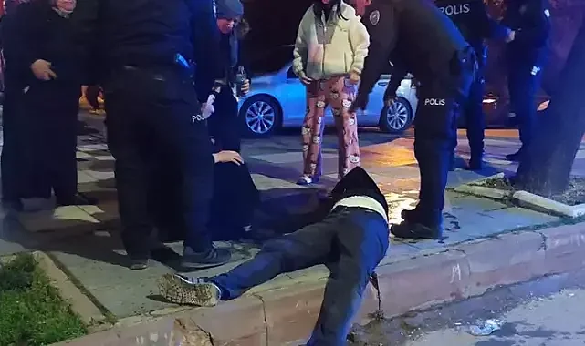 'Yan bakma' kavgası; 2 kardeş ile anneleri yaralandı