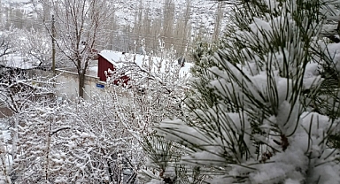 Yeşilhisar’da yüksek kesimler beyaza büründü