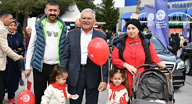 YOĞUN KATILIMLA DEVAM EDEN KİTAP FUARI’NDA BAŞKAN BÜYÜKKILIÇ’A SEVGİ SELİ
