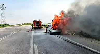 Yolda alev alan otomobil kullanılamaz hale geldi