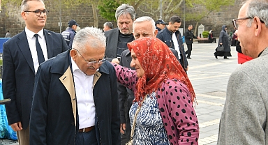 Başkan Büyükkılıç’tan Tramvayda Sıcak Ve Samimi Yolculuk