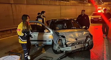 Bursa'da bariyerlere çarpan otomobilin sürücüsü yaralandı