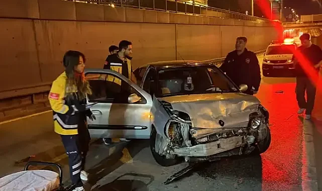Bursa'da bariyerlere çarpan otomobilin sürücüsü yaralandı