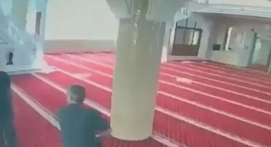 Cami imamı; temizlik yaparken darp edildi, o anlar kameraya yansıdı!