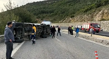 Kuşadası'nda otomobil ile minibüs çarpıştı: 12 yaralı