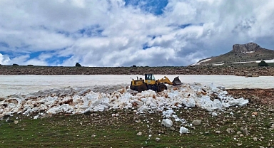 Pınarbaşı’da Karla Kaplı Yayla Yolları Açılıyor