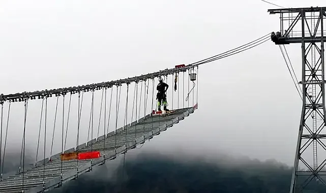 Türkiye'nin en büyük teleferiğinde zorlu bakım çalışması