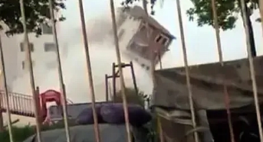Yıkım esnasında oluşan yoğun toz bulutu panik yarattı!
