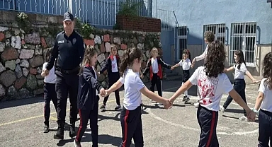 Zonguldak’ta okulda görevli polis, çocuklarla ip atladı