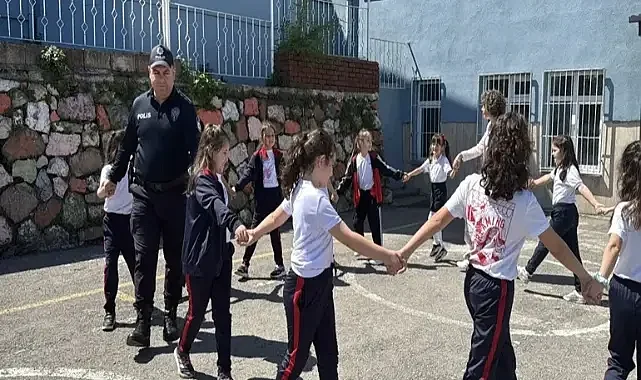 Zonguldak’ta okulda görevli polis, çocuklarla ip atladı