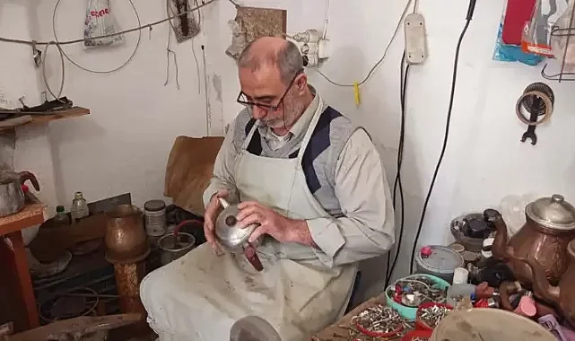 25 yıllık meslek hayatını 5 metrekareye sığdırıyor!