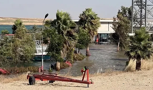Adıyaman'da iş yerleri ve yürüyüş yolları su altında kaldı
