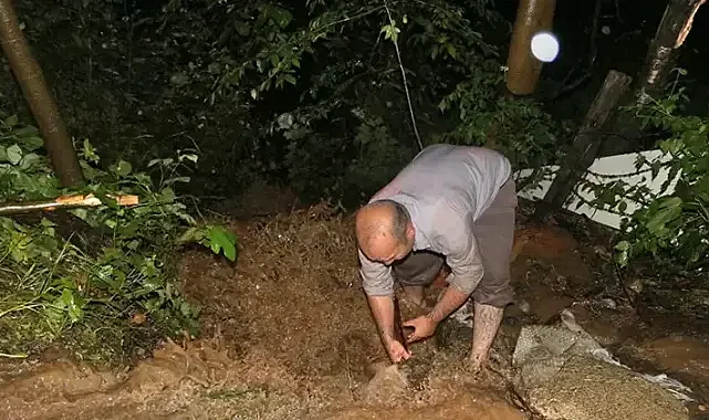 Artvin'de sağanak etkili oldu; dere taştı
