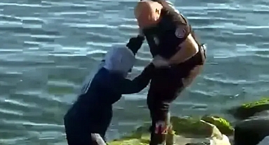 Avcılar'da kayalıklardan denize düşen kadını yunus polisleri kurtardı