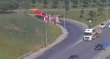 Bağcılar'da itfaiye aracı devrildi